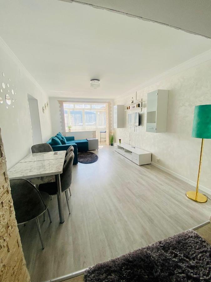 Apartament Tiron In Centru Orasului Gura Humorului Esterno foto